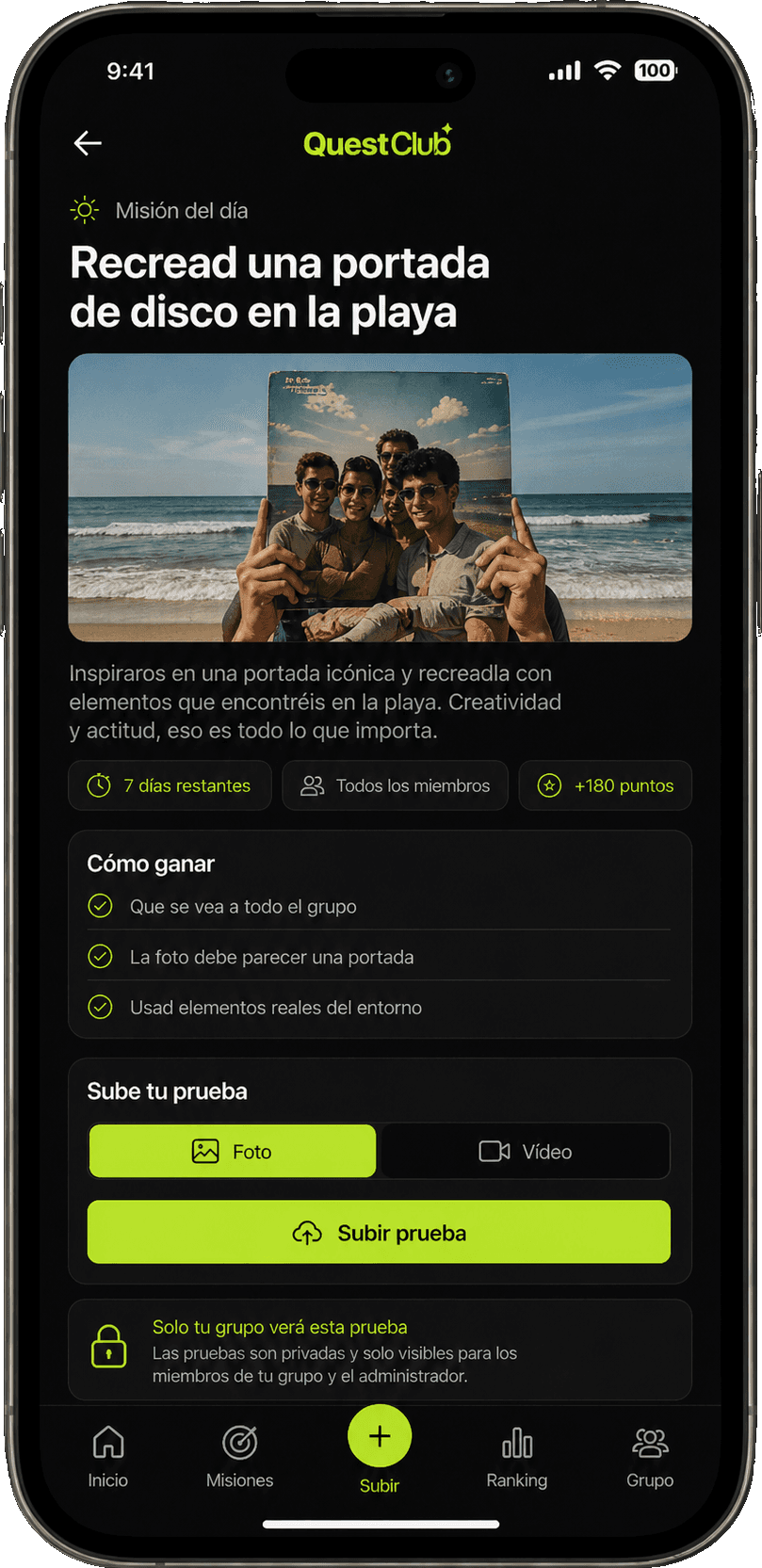 Pantalla de detalle de misión: Recread una portada de disco en la playa, con descripción, criterios para ganar y opciones de subir foto o vídeo.